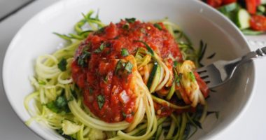 20 Minute Tomato Basil Sauce Over Zoodles (V, GF) | Busy Girl Healthy World